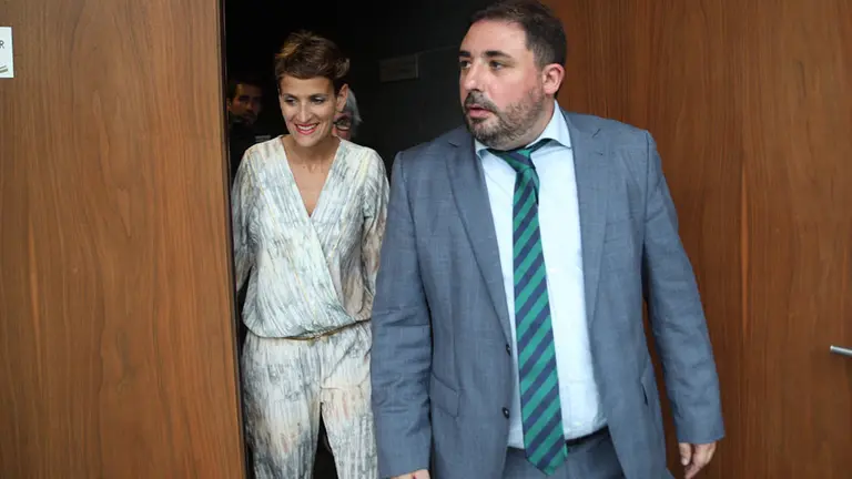 Mar&iacute;a Chivite y Unai Hualde han negociado en el Parlamento durante la constituci&oacute;n de la C&aacute;mara. ALZUGARAY (2)