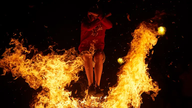 La noche de las hogueras de San Juan en la localidad navarra de Burguete. MIGUEL OSÉS