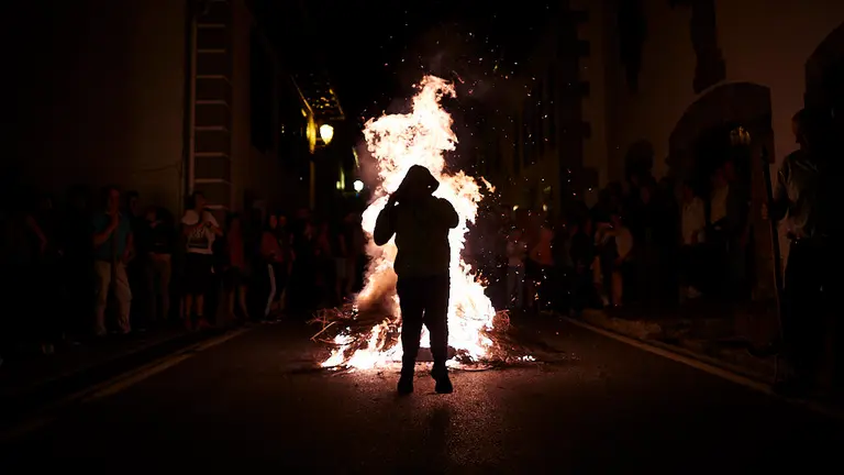La noche de las hogueras de San Juan en la localidad navarra de Burguete. MIGUEL OSÉS