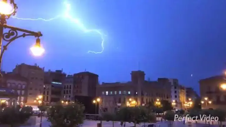 Capturas de la tormenta el&eacute;ctrica que ha sorprendido de noche a los vecinos de la Cuenca de Pamplona TWITTER3