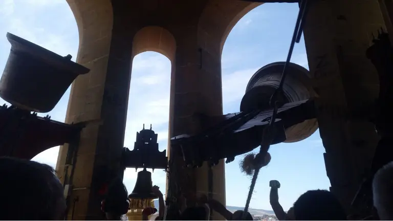 Interior de la torre durante el replique de las campanas.