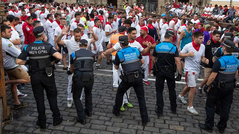 Agentes de la polic&iacute;a municipal de Pamplona realizando varios registros a corredores antes del s&eacute;ptimo encierro de los Sanfermines 2019.-   EFE/EPA/JIM HOLLANDER