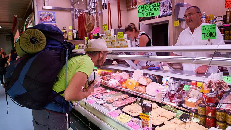 Carnicer&iacute;a 'Manolo y Encarna' en el Mercado de Santo Domingo de Pamplona. I&Ntilde;IGO ALZUGARAY