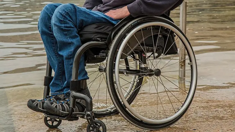 Un hombre en silla de ruedas. ARCHIVO