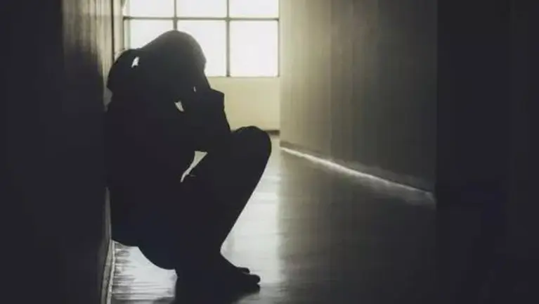 Una ni&ntilde;a, sentada en un pasillo ARCHIVO