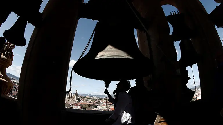 GRAFCAV7317. PAMPLONA (NAVARRA), 20/08/2019.- Uno de los campaneros de la Catedral de Pamplona hace sonar la campana Gabriela dentro de los actos organizados este martes por su 500 aniversario, con la intervención además, de la Capilla de Música de la Catedral, Josemi y Juan Carmona, David de Jacoba y Rancapino Chico, actuación que ha servido de inauguración del VI Festival Flamenco on Fire. EFE/ Jesús Diges