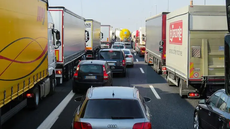Atasco de coches y camiones en una carretera. ARCHIVO