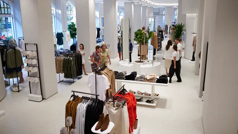 Zara inaugura una nueva tienda en Pamplona. PABLO LASAOSA 7