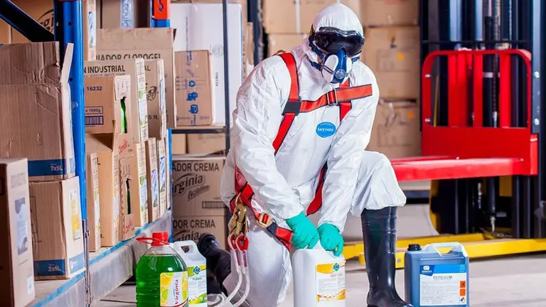 Un trabajador en una empresa. ARCHIVO