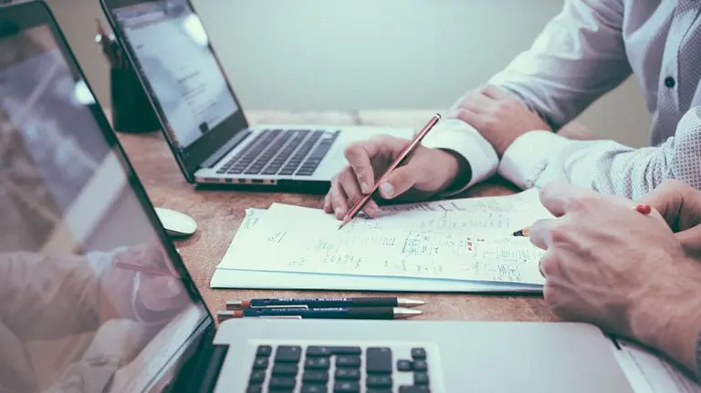 Dos trabajadores aut&oacute;nomos, durante una reuni&oacute;n de trabajo. ARCHIVO