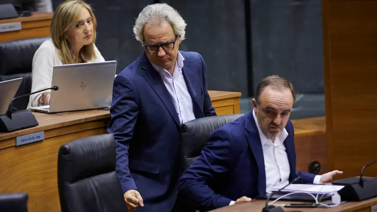 Carlos Pérez Nievas pasa tras Javier Esparza, ambos de Navarra Suma. PABLO LASAOSA