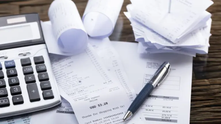 Varias facturas junto a una calculadora ARCHIVO