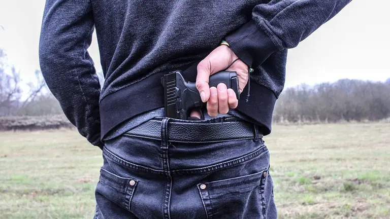 Una persona con una pistola ARCHIVO