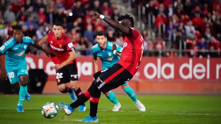 Lago Junior marca de penalti el 1-0 ante Osasuna. @RCD_Mallorca.