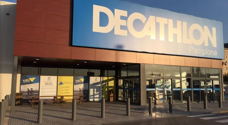 Fachada de un establecimiento de Decathlon. CEDIDA