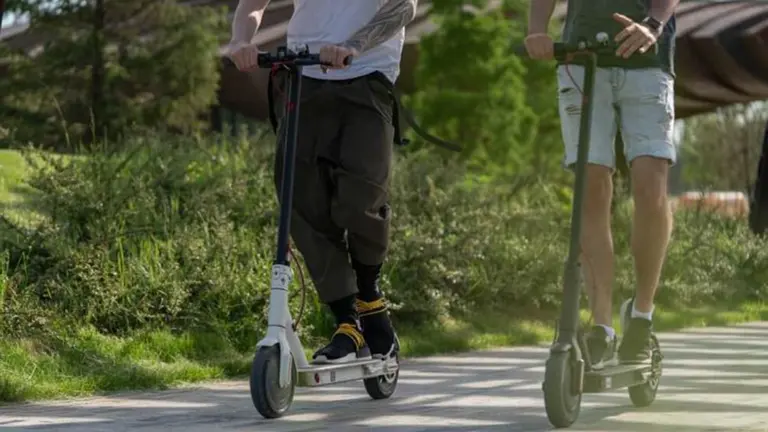 Dos j&oacute;venes sobre patinetes el&eacute;ctricos ARCHIVO