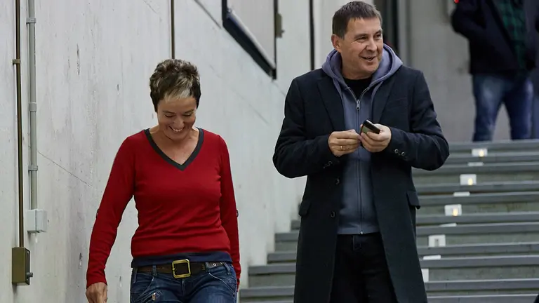 El coordinador general de EH Bildu, Arnaldo Otegi, y la cabeza de lista al Congreso por Navarra, Bel Pozueta, participan en un acto en la Universidad P&uacute;blica de Navarra. I&Ntilde;IGO ALZUGARAY