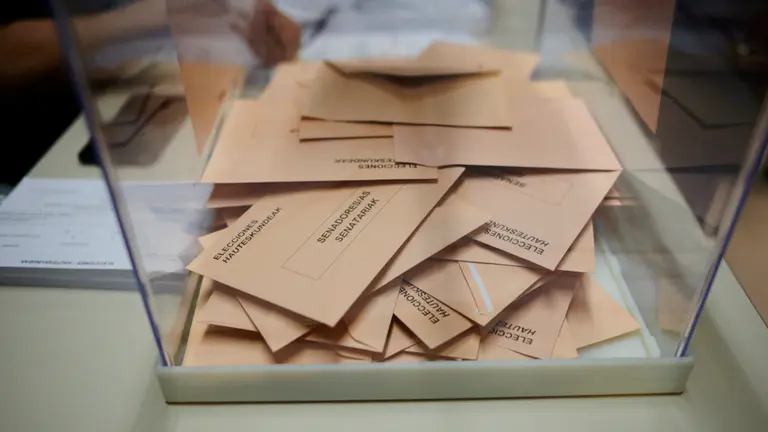 Miles de personas votan por tercera vez en este año 2019 en las elecciones del 10N. PABLO LASAOSA 20