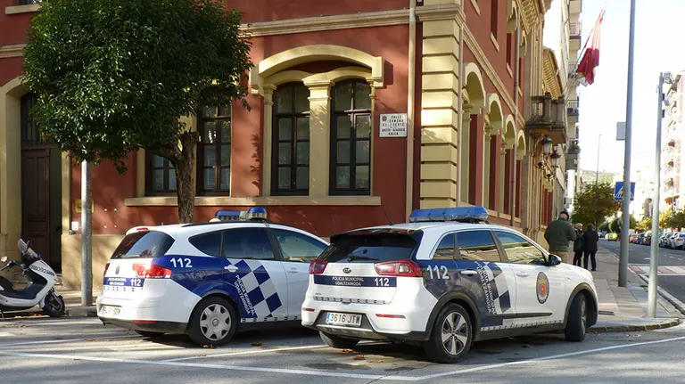 coches de polic&iacute;a municipal de Estella junto al Ayuntamiento