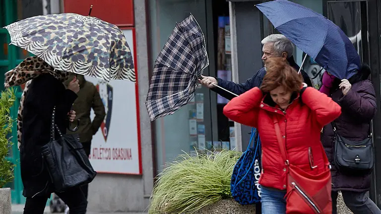 Ma&ntilde;ana de viento y lluvia en Pamplona. I&Ntilde;IGO ALZUGARAY