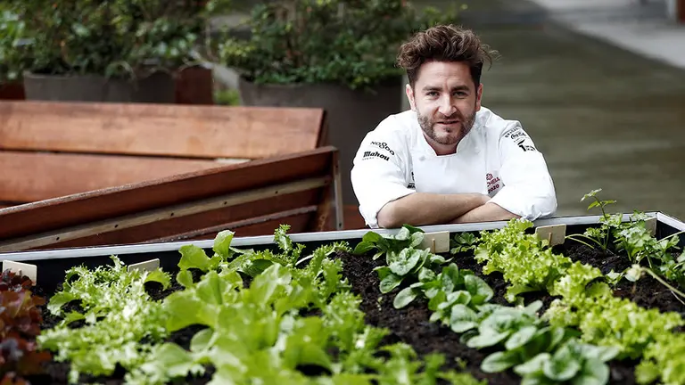El tudelano Leandro Gil, ha logrado su primera Estrella Michel&iacute;n tras haberse hecho cargo del restaurante "La Biblioteca", ubicado en el hotel Muga de Beloso de Pamplona. EFE/ Jes&uacute;s Diges