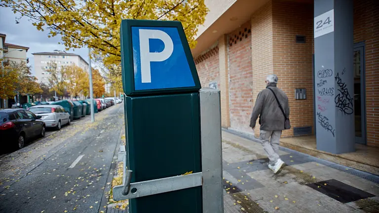 Implantaci&oacute;n del estacionamiento regulado, conocido como 'Zona Azul', en el barrio de la Rotxapea de Pamplona. I&Ntilde;IGO ALZUGARAY