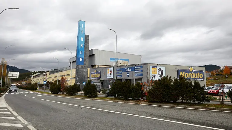 Centro Comercial Itaroa. I&Ntilde;IGO ALZUGARAY