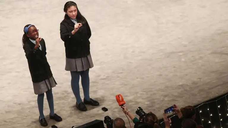 Dos de las niñas de la residencia de San Ildefonso, cantan uno de los quintos premios de la Lotería de Navidad. Eduardo Parra (Europa Press)