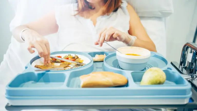 Una paciente comiendo en un hospital ARCHIVO