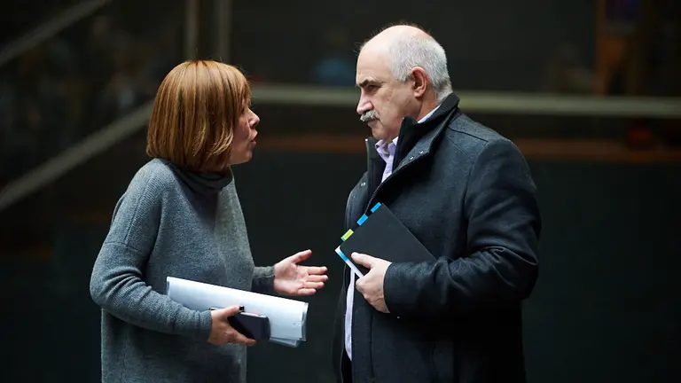 El consejero Aierdi habla con la ex-presidenta del gobierno Uxue Barkos. MIGUEL OS&Eacute;S