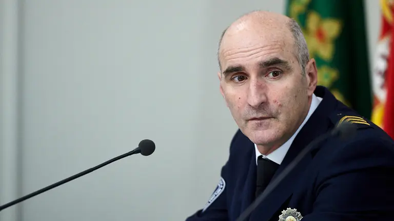 El concejal de Seguridad Ciudadana, Javier Labairu, el director del &aacute;rea, Patxi Fern&aacute;ndez, y el jefe de la Polic&iacute;a Municipal, Javier Goya, presentan el nuevo Plan de Seguridad Vial de Pamplona. MIGUEL OS&Eacute;S