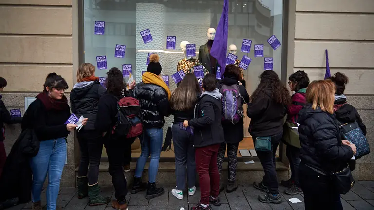 Los piquetes de la huelga recorren las calles de Pamplona. MIGUEL OS&Eacute;S