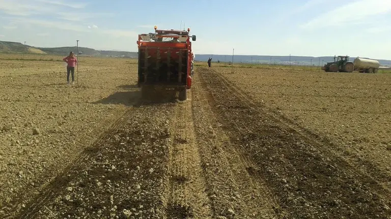 Abonado de un campo por parte de agricultores (2) CEDIDA