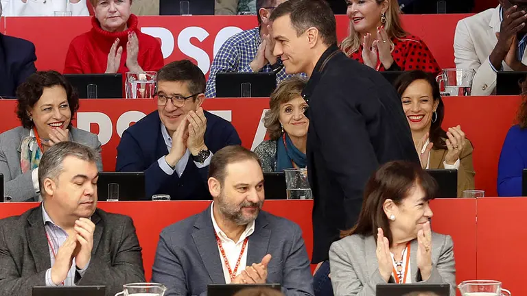 El presidente del gobierno y Secretario General del PSOE, Pedro S&aacute;nchez (d), y el ministro de Transportes Jos&eacute; Luis &Aacute;balos (2i), durante el Comit&eacute; Federal del PSOE junto a Santos Cerd&aacute;n.-EFE/Ballesteros