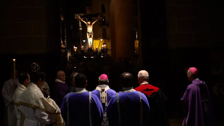 Los pamploneses arropan el traslado del Cristo Alzado desde los locales de la Hermandad de la Pasi&oacute;n hasta la Catedral durante el miercoles de ceniza. MIGUEL OS&Eacute;S