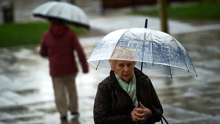 Tiempo, lluvia, paraguas, invierno, oto&ntilde;o, primavera, agua. MIGUEL OS&Eacute;S
