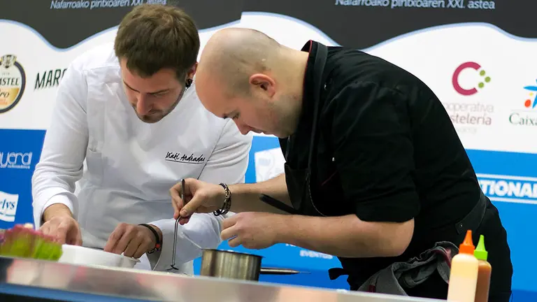I&ntilde;aki Andradas y Luken Vigo, del Baserriberri, preparan uno de sus pinchos durante la &uacute;ltima final del concurso de Navarra. CEDIDA