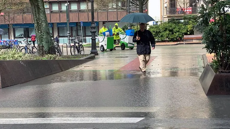 Paso de peatones anegado por las fuertes lluvias en el paseo de Sarasate de Pamplona, a la altura del n&uacute;mero 19. NAVARRA (2)