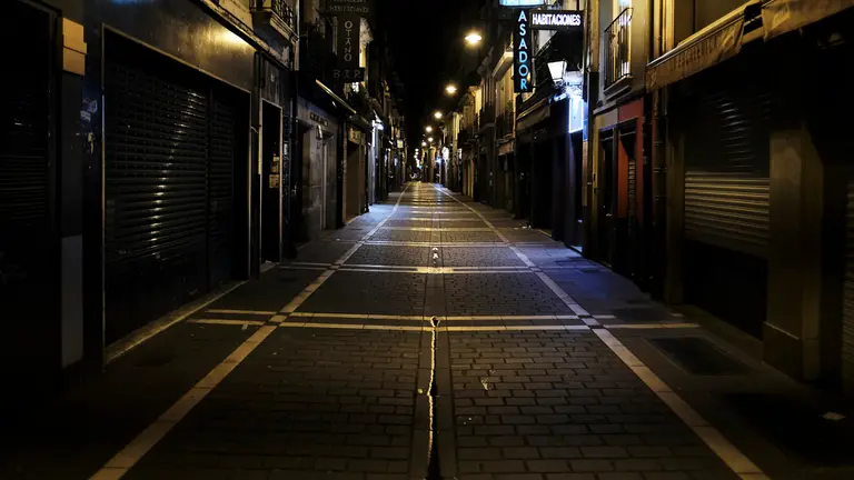 La calle San Nicol&aacute;s de Pamplona el s&aacute;bado noche tras decararse el Estado de Alerta por el coronavirus. PABLO LASAOSA