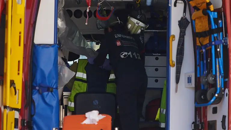 Una enfermera prepara la ambulancia en el Hospital durante la crisis del coronavirus en Pamplona. Miguel Os&eacute;s