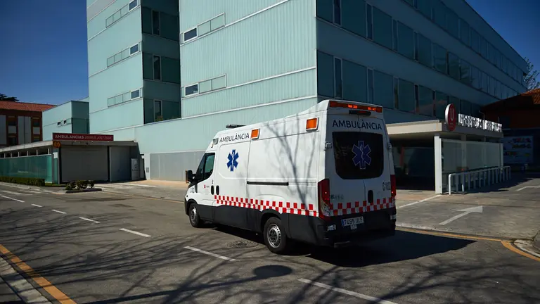 Una ambulancia entra a las urgencias del Hospital de Navarra durante la crisis del coronavirus en Pamplona. Miguel Os&eacute;s