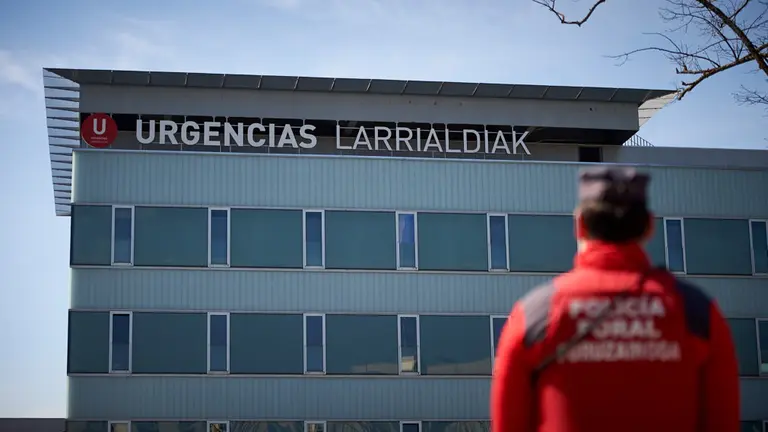 Un Polic&iacute;a Foral de la unidad de seguridad ciudadana aguarda frente a las urgencias del Hospital de Navarra durante la crisis del coronavirus en Pamplona. Miguel Os&eacute;s