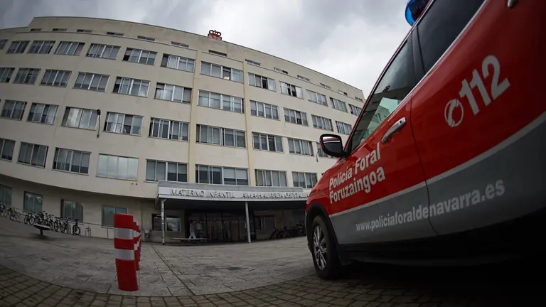 La Polic&iacute;a Foral delante del Hospital VIrgen del Camino durante la crisis del coronavirus en Pamplona. MIGUEL OS&Eacute;S