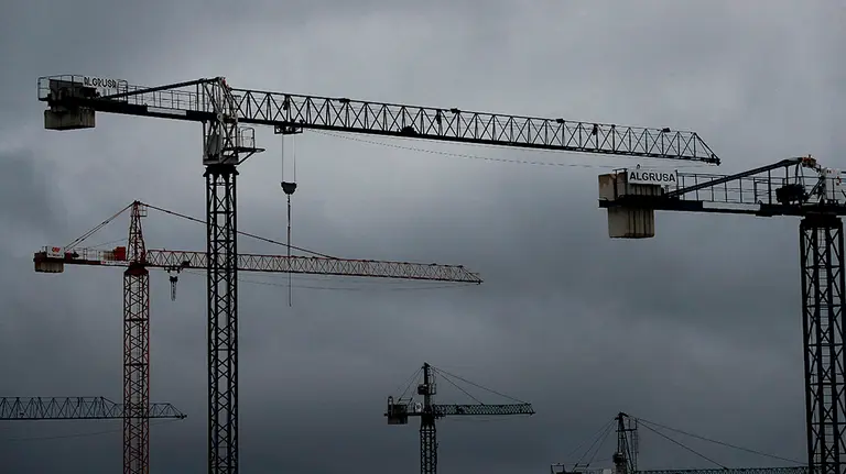 Varias gr&uacute;as de diferentes obras permanecen paradas, este mi&eacute;rcoles, d&iacute;as despu&eacute;s de que el Gobierno anunciara la ampliaci&oacute;n del confinamiento tras la declaraci&oacute;n del estado de alarma en la que el sector de la construcci&oacute;n ha sido uno de los mas afectados.  EFE/ Jes&uacute;s Diges