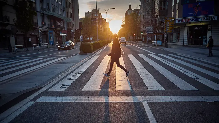 Una persona cruza un paso de cebra el d&iacute;a en el que se reactiva la actividad laboral no esencial en Navarra para empresas cuyos empleados no puedan teletrabajar cuando se cumple un mes desde el inicio del estado de alarma decretado a consecuencia del coronavirus, en Pamplona (Navarra, Espa&ntilde;a), a 14 de abril de 2020.

14 ABRIL 2020;PAMPLONA;NAVARRA;REANUDACION;TRABAJADORES;CORONAVIRUS;VIRUS

14/4/2020