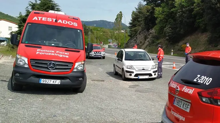 Control de tr&aacute;fico en una carretera navarra POLIC&Iacute;A FORAL