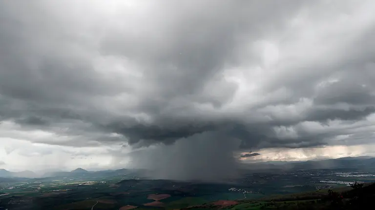 GRAFCAV4920. MONREAL (NAVARRA), 25/04/2020.- Imagen tomada desde el Alto de El Perdón de la tormenta que ha caído esta tarde sobre Pamplona en una jornada donde la nubosidad ha ido este sábado en aumento en Navarra, registrándose chubascos y tormentas por la mañana en el tercio norte, que por la tarde se han extendido al resto de la comunidad siendo localmente fuertes y con granizo en zonas de montaña del norte. EFE/Jesús Diges
