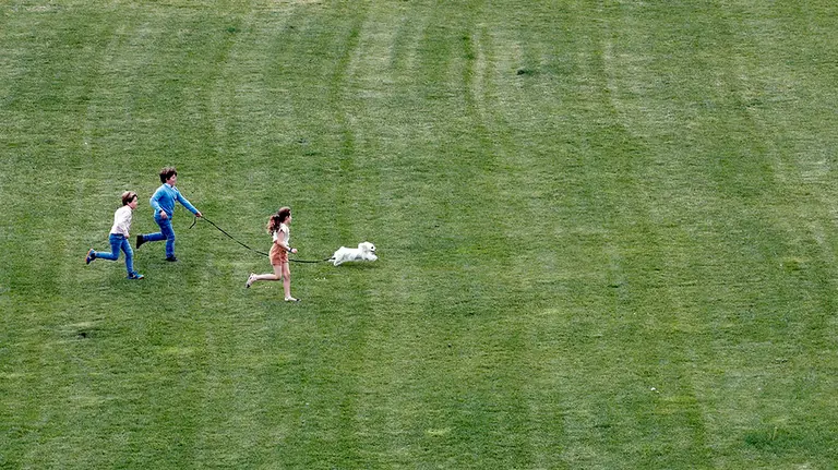 GRAFCAV4929. PAMPLONA, 26/04/2020.- Tres peque&ntilde;os juegan con su perro en el parque del Soto Lezkairu en una d&iacute;a donde acaba el confinamiento para los menores de 14 a&ntilde;os que pueden salir a la calle pero siempre respetando las normas que establece este nuevo decreto de estado de alarma por el coronavirus. Tendr&aacute;n que ir acompa&ntilde;ados de un adulto, podr&aacute;n salir un m&aacute;ximo de tres ni&ntilde;os por adulto, podr&aacute;n salir a la calle un tiempo m&aacute;ximo de una hora a una distancia no superior de un kil&oacute;metro de su domicilio y en un horario de 9:00 de la ma&ntilde;ana a 21:00 horas de la noche. Se les permitir&aacute; correr, saltar y hacer ejercicio, e incluso podr&aacute;n salir con juguetes, pero no podr&aacute;n usar los parques. EFE/ Jes&uacute;s Diges
