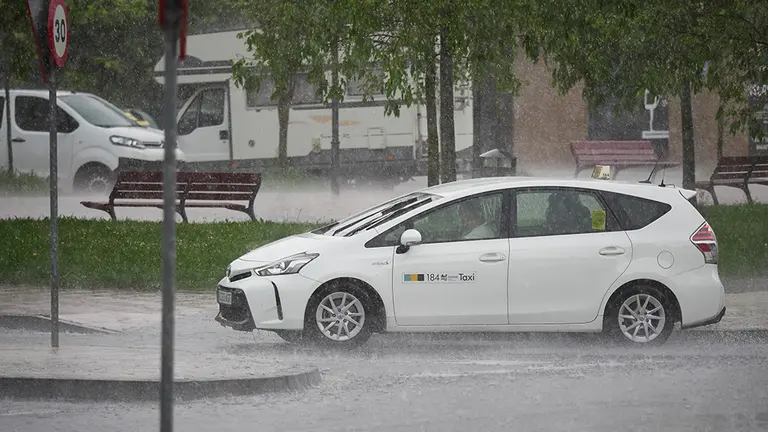 Temporal de lluvia en Pamplona durante el Estado de Alarma decretado por el Gobierno de Espa&ntilde;a con motivo del coronavirus COVID-19. En Pamplona, Navarra, Espa&ntilde;a, a 25 de abril de 2020.

Temporal de lluvia en Pamplona durante el Estado de Alarma decretado por el Gobierno de Espa&ntilde;a con motivo del coronavirus COVID-19. En Pamplona, Navarra, Espa&ntilde;a, a 25 de abril de 2020.


25/4/2020