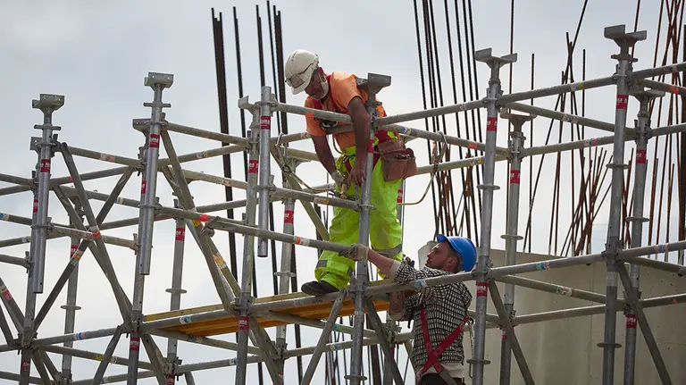 Varios obreros trabajan en las reformas del Estadio El Sadar del CA Osasuna durante el Estado de Alarma ocasionado por la Pandemia Covid-19 en Pamplona, Navarra, Espa&ntilde;a, a 27 de abril de 2020.

Varios obreros trabajan en las reformas del Estadio El Sadar del CA Osasuna durante el Estado de Alarma ocasionado por la Pandemia Covid-19 en Pamplona, Navarra, Espa&ntilde;a, a 27 de abril de 2020.


27/4/2020